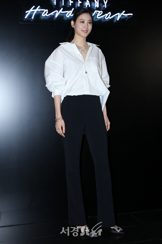배우 수현이 30일 오후 서울 강남구 신사동 호림아트센터 JNB갤러리에서 열린 모 브랜드 컬렉션 프레젠테이션 행사에 참석해 포토타임을 갖고 있다.