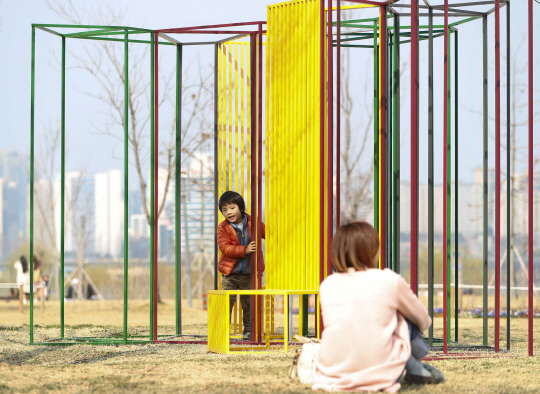 한 아이가 ‘바람의 집’이라는이름의 설치 작품에 들어가 즐거워하고 있다. /연합뉴스