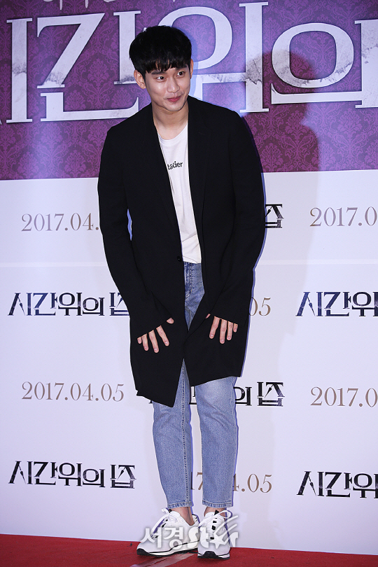 배우 김수현이 30일 오후 서울 광진구 롯데시네마 건대입구점에서 열린 ‘시간위의 집’ VIP 시사회에서 포즈를 취하고 있다.