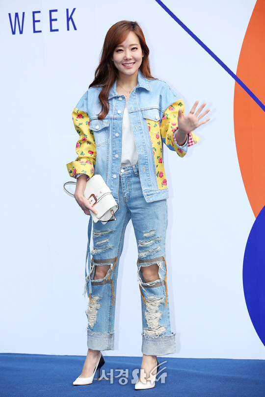 배우 소유진이 30일 오후 서울 중구 동대문디자인플라자(DDP)에서 열린 ‘2017 F/W 헤라 서울 패션위크‘ 키옥 컬렉션 쇼에 참석하고 있다.