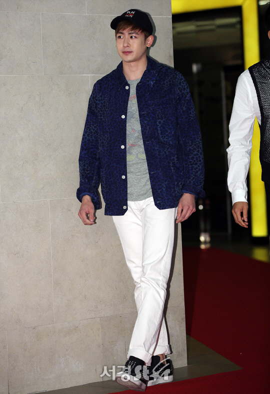 그룸 2PM 멤버 닉쿤이 30일 오후 서울 광진구 롯데시네마 건대입구점에서 열린 ‘시간위의 집’ VIP 시사회에서 포즈를 취하고 있다.