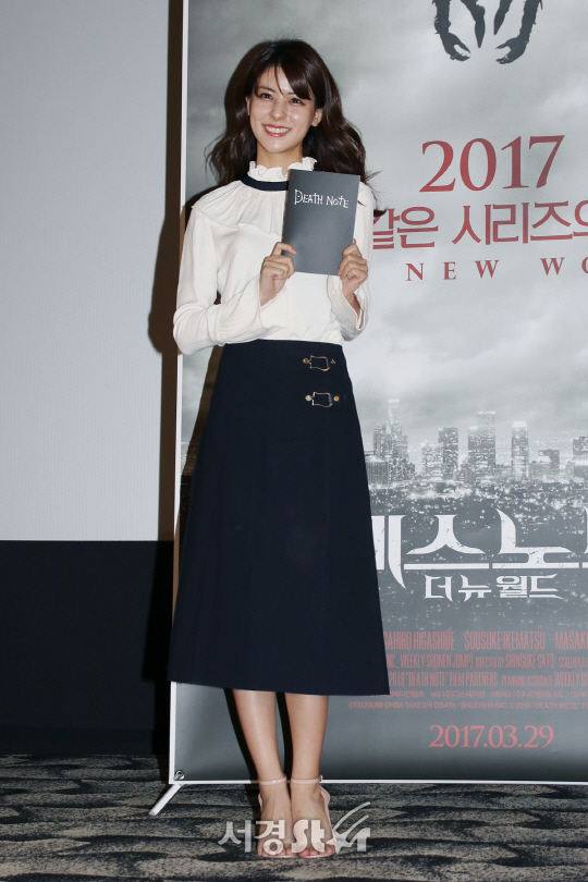 배우 후지이 미나가 30일 열린 영화 ‘데스노트: 더 뉴 월드’ 무대인사에 참석해 포즈를 취하고 있다.