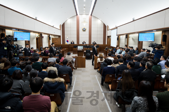 최순실씨, 안종범 전 청와대 정책조정수석, 정호성 전 청와대 비서관의 재판이 열린 서울 서초동 서울중앙지법 417호 대법정의 모습. /사진공동취재단