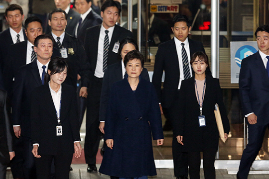 박근혜 전 대통령이 특정죄가중처벌등에 관한법률위반(뇌물) 등 죄명으로 영어(囹圄)의 몸이 된 가운데 전날인 30일 오후 서울 서초구 서울중앙지법에서 열린 구속 전 피의자심문(영장실질심사)를 마친 뒤 법원을 나서는 모습이다. /연합뉴스