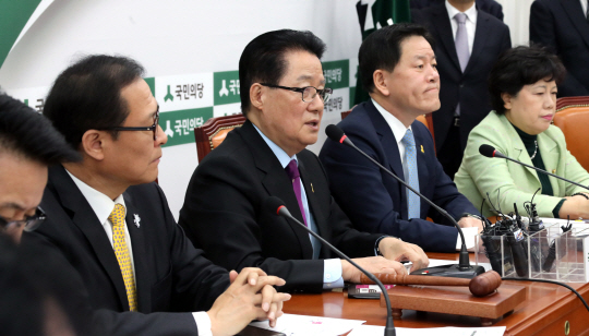 박지원(오른쪽 세 번째) 국민의당 대표가 31일 국회에서 최고위원회의를 주재하고 있다. /연합뉴스