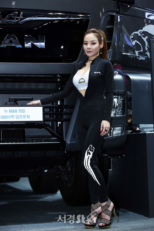 레이싱모델 김이연이 31일 오후 경기도 고양 일산 킨텍스에서 진행된 ‘2017 서울 모터쇼’에서 포즈를 취하고 있다.