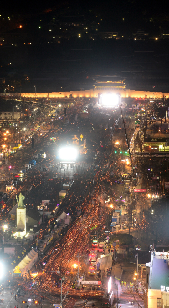 지난 11일 서울 광화문광장에서 열린 탄핵 환영 촛불집회에서 참가자들이 행진을 하고 있다./연합뉴스