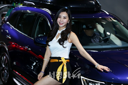 레이싱모델 이다령이 31일 오후 경기도 고양 일산 킨텍스에서 진행된 ‘2017 서울 모터쇼’에서 포즈를 취하고 있다.