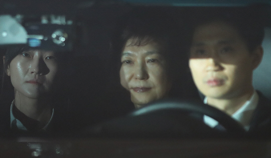 뇌물수수 등 혐의로 구속영장이 발부된 박근혜 전 대통령이 31일 오전 검찰 차량에 타고 서울구치소로 들어가고 있다. /연합뉴스
