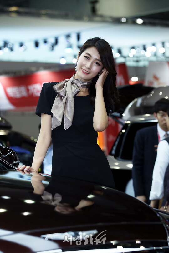 레이싱모델 유지수가 31일 오후 경기도 고양 일산 킨텍스에서 진행된 ‘2017 서울 모터쇼’에서 포즈를 취하고 있다.