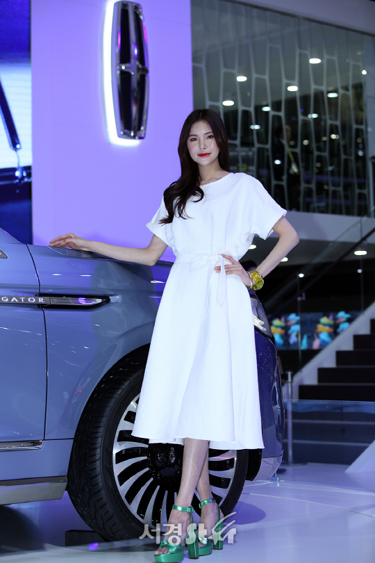 레이싱모델 박지현이 31일 오후 경기도 고양 일산 킨텍스에서 진행된 ‘2017 서울 모터쇼’에서 포즈를 취하고 있다.