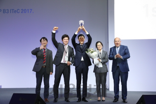 29일 아시아태평양지역 BMW 국제기술경진대회(B3 ITeC)에서 한국 대표팀이 1위를 차지하고 기뻐하고 있다. (왼쪽 두번째부터)  도이치모터스 BMW 동대문 서비스센터 김필환, 동성모터스 BMW 창원 서비스센터 박중용, 코오롱모터스 BMW  성산 서비스센터 유셈이 선수, 헨드릭 본 퀸하임 BMW 그룹 아시아태평양남아프리카 총괄 사장/사진제공=BMW코리아.