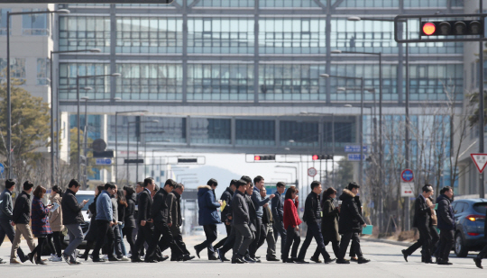 공무원들이 세종시 정부합동청사로 출근하고 있다.  /서울경제DB