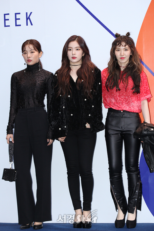 카이(KYE) 컬렉션 쇼에 참석한 레드벨벳의 슬기,아이린,웬디가 포토타임을 갖고 있다.
