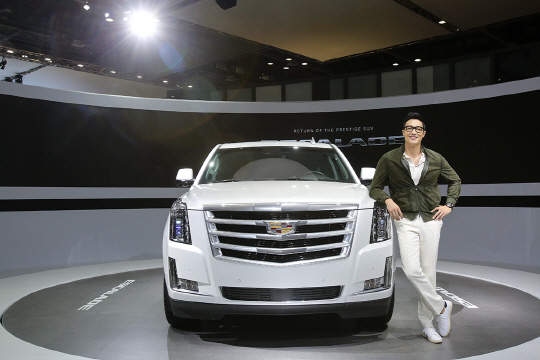 캐딜락이 서울모터쇼에서 국내 첫 공개한 대형 SUV 에스컬레이더와 홍보대사인 영화배우 다니엘 헤니