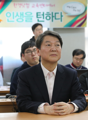 지지율 급등 安, 반기문에 러브콜