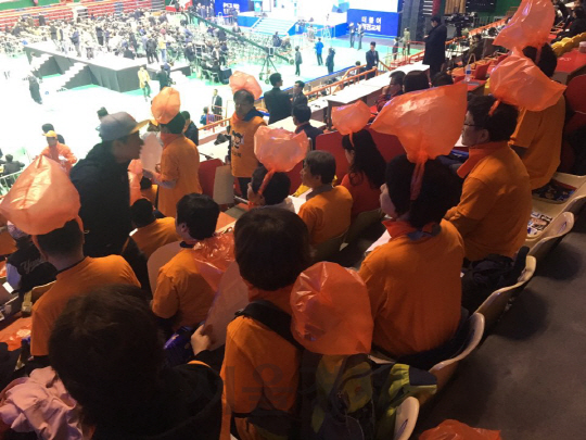 이재명 성남시장 지지자들이 31일 부산 사직실내체육관에서 열린 민주당 영남 순회경선에서 오렌지 색 비닐봉지를 쓰고 이 시장을 연호하고 있다./우영탁 기자