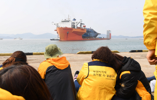 세월호를 실은 반잠수식 선박, 화이트 마린 호가 31일 오후 유가족들의 오열속에 목포신항에 접안하고 있다./목포=이호재기자