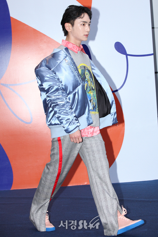 카이(KYE) 컬렉션 쇼에 참석한 샤이니 키가 포토타임을 갖고 있다.