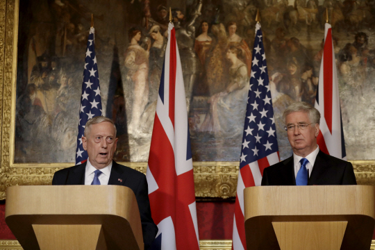 제임스 매티스(왼쪽) 미국 국방장관과 마이클 팰런 영국 국방장관이 31일(현지시간) 영국 런던에서 공동기자회견을 열고 있다. 매티스 장관은 이날 “북한이 부주의한 행동을 하고 있다”며 “멈추게 해야 할 때가 됐다”고 비판했다.    /런던=AP연합뉴스