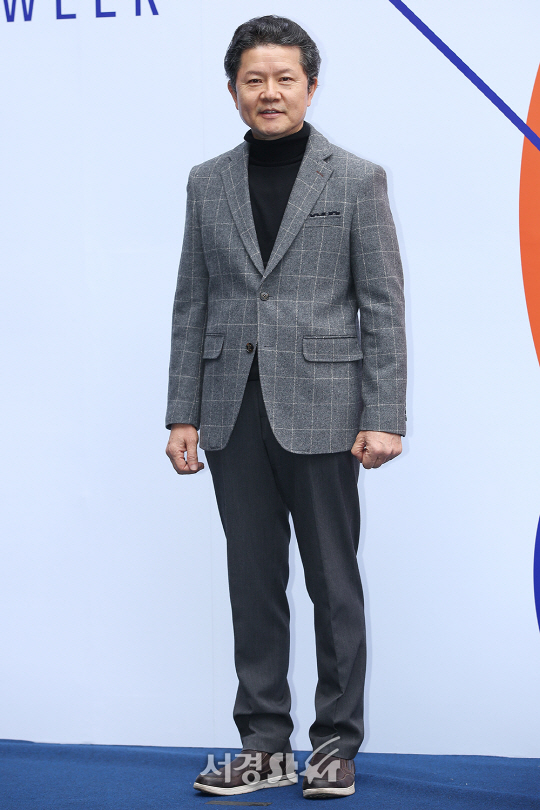 배우 이경영이 1일 오후 서울 중구 동대문디자인플라자(DDP)에서 열린 ‘2017 F/W 헤라 서울 패션위크‘ 길옴므 (G.I.L HOMME) 컬렉션 쇼에서 포토타임을 갖고 있다.