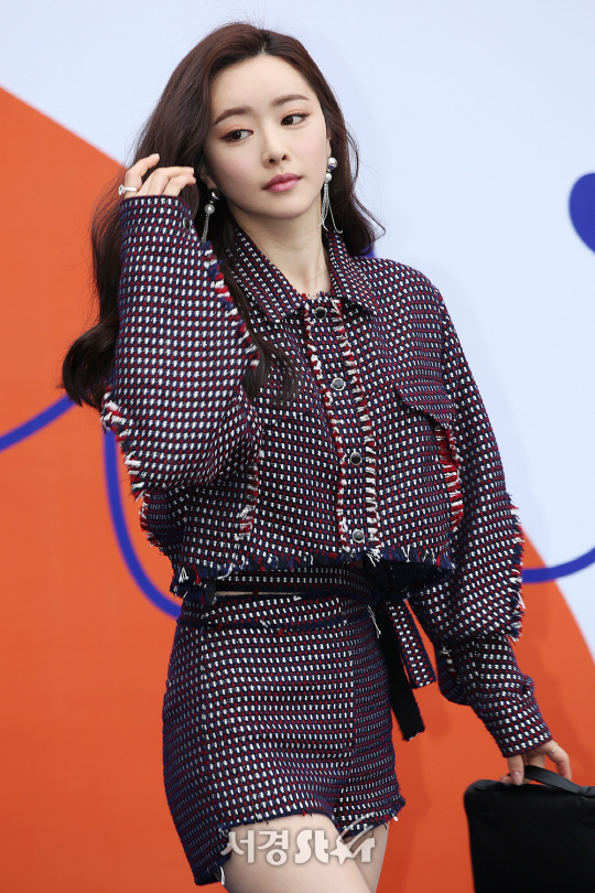 배우 홍수아가 1일 오후 서울 중구 동대문디자인플라자(DDP)에서 열린 ‘2017 F/W 헤라 서울 패션위크‘ 자렛(JARRET) 컬렉션 쇼에서 포토타임을 갖고 있다.