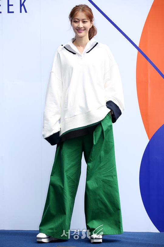 모델 이현이가 1일 오후 서울 중구 동대문디자인플라자(DDP)에서 열린 ‘2017 F/W 헤라 서울 패션위크‘ 노앙(NOHANT) 컬렉션 쇼에서 포토타임을 갖고 있다.