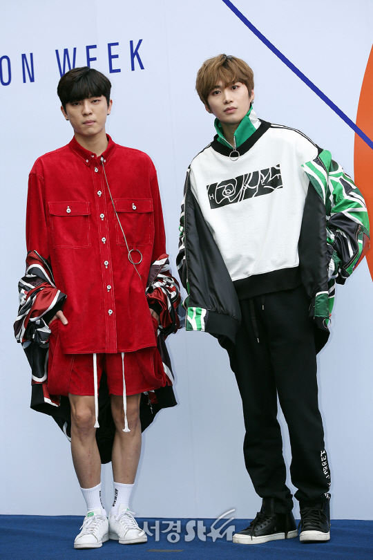 그룹 매드타운 멤버 이건, 대원이 1일 오후 서울 중구 동대문디자인플라자(DDP)에서 열린 ‘2017 F/W 헤라 서울 패션위크‘ 자렛(JARRET) 컬렉션 쇼에서 포토타임을 갖고 있다.