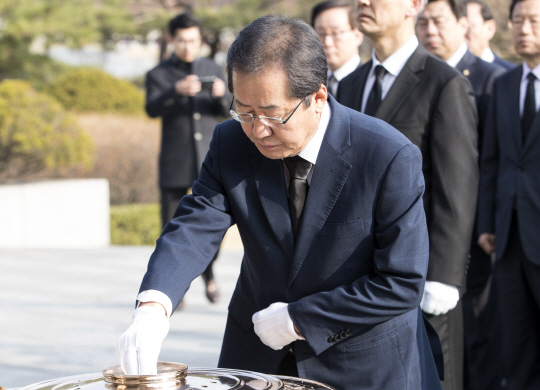 자유한국당 홍준표 대선후보가 1일 오전 서울 동작구 국립현충원에서 참배하고 있다. /연합뉴스