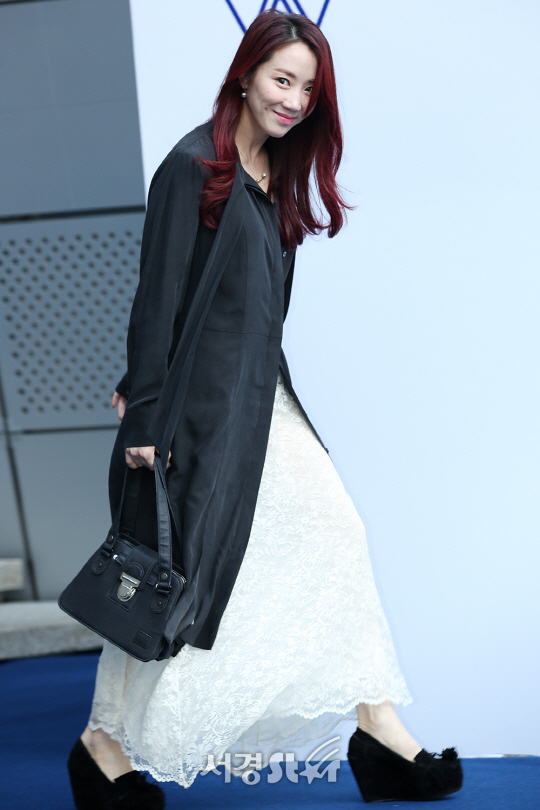 가수 썬데이가 1일 오후 서울 중구 동대문디자인플라자(DDP)에서 열린 ‘2017 F/W 헤라 서울 패션위크‘ 아브(A.AV) 컬렉션 쇼에서 포토타임을 갖고 있다.