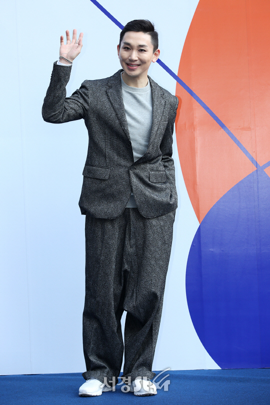 배우 김호영이 1일 오후 서울 중구 동대문디자인플라자(DDP)에서 열린 ‘2017 F/W 헤라 서울 패션위크‘ 아브(A.AV) 컬렉션 쇼에서 포토타임을 갖고 있다.