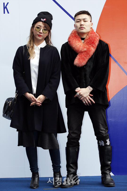 가수 타이미와 투탁이 1일 오후 서울 중구 동대문디자인플라자(DDP)에서 열린 ‘2017 F/W 헤라 서울 패션위크‘ 무율(블라디스)-MOOYUL(VLADES) 컬렉션 쇼에서 포토타임을 갖고 있다.