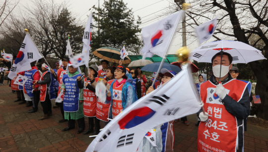 지난달 31일 오후 박근혜 전 대통령이 구속된 서울구치소 앞에서 박 전 대통령 지지단체가 구속 반대 집회를 하고 있다. /연합뉴스