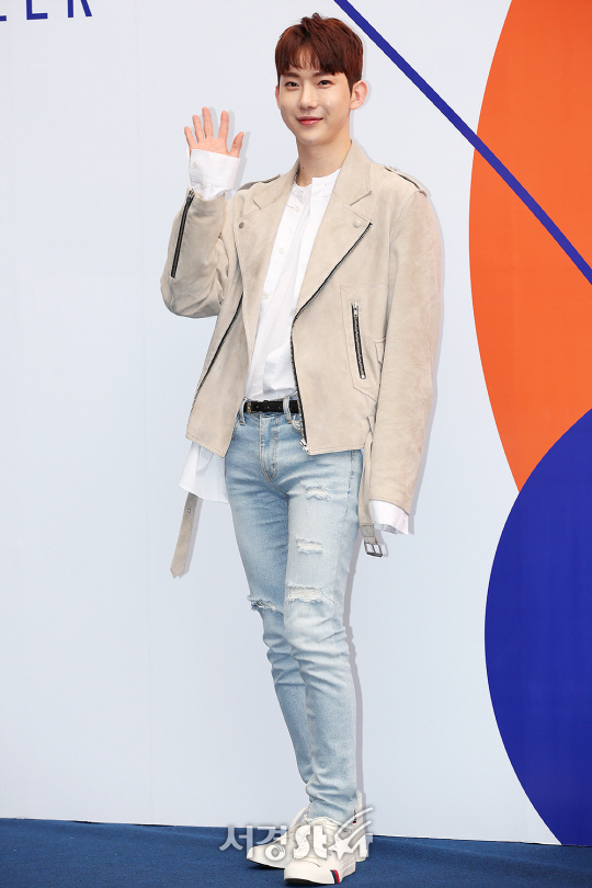 그룹 2AM 멤버 조권이 1일 오후 서울 중구 동대문디자인플라자(DDP)에서 열린 ‘2017 F/W 헤라 서울 패션위크‘ 비욘드클로젯(BEYOND CLOSET) 컬렉션 쇼에서 포토타임을 갖고 있다.
