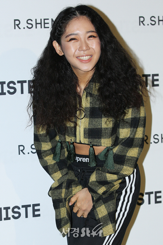가수 트루디가 1일 오후 서울 중구 동대문디자인플라자(DDP)에서 열린 ‘2017 F/W 헤라 서울 패션위크‘ 알쉬미스트(R.SHEMISTE) 컬렉션 쇼에서 포토타임을 갖고 있다.