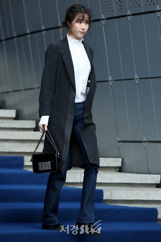 배우 진아름이 1일 오후 서울 중구 동대문디자인플라자(DDP)에서 열린 ‘2017 F/W 헤라 서울 패션위크‘ 아브(A.AV) 컬렉션 쇼에서 포토타임을 갖고 있다.
