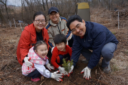 이상훈(오른쪽) 제지연합회 회장이 1일 경기도 양평군 지평면 국유림에서 회원사 임직원 가족들과 함께 나무를 심고 있다.  /사진제공=제지연합회