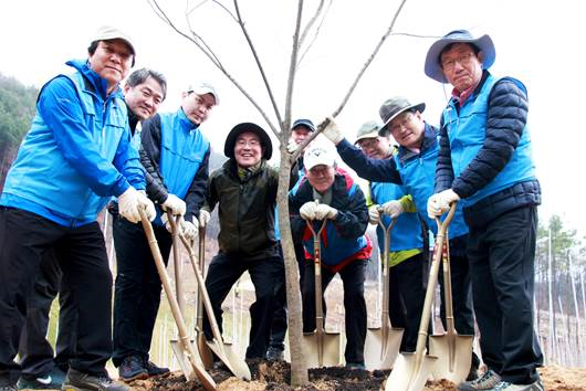 윤동한(왼쪽에서 네 번째)한국콜마 회장을 비롯한 임직원들이 지난 1일 경기 여주군 산림 개간지에 나무를 심고 있다. 한국콜마는 창립 27주년을 맞아 이날 느티나무·오동나무 묘목 등 약 6,000그루를 심는 식목행사를 열고 산림경영을 선포했다. 한국콜마는 앞으로 산림을 보호하는 활동에 적극 나설 계획이다. /사진제공=한국콜마