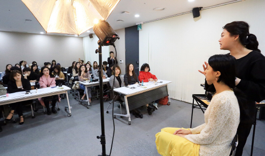 [사진]  갤러리아면세점, 재한 중국인 ‘뷰티클래스’