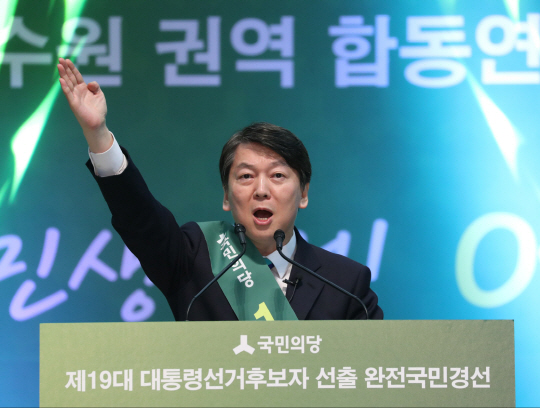 ‘박근혜 사면’ 공방 심화...文 “국정농단 세력과 연대 속내” VS 安 ”대세론 무너져서 초조한가“