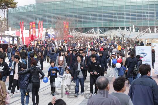 지난 31일 개막 후 첫 주말을 ‘2017 서울모터쇼’가 가족 나들이 인파로 성황을 이루고 있다. 서울모터쇼조직위원회는 1일 9만명 이상이, 2일에는 10만명 이상이 다녀갔다고 잠정 집계해 밝혔다. 개막일까지 포함하면 누적 22만명이 찾았다. ‘미래를 그리다, 현재를 즐기다’로 열린 2017서울모터쇼는 오는 9일까지 고양 일산 킨텍스에서 진행된다. 관람시간은 오전 10시부터 오후 7시다./사진제공=서울모터쇼조직위원회