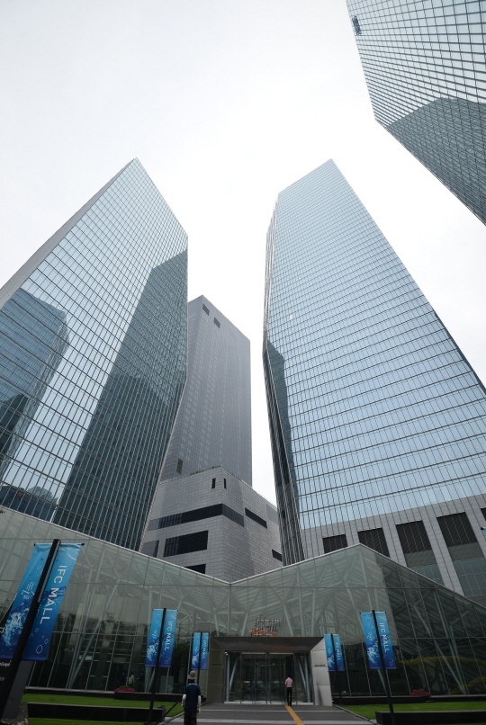 지난해 상업용 부동산 투자 시장에서 역대 최대 규모의 거래가를 기록한 서울 여의도 국제금융센터(IFC)./사진=서울경제DB