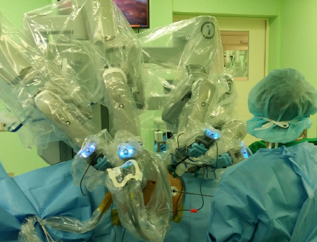 세브란스병원 의료진이 수술로봇 ‘다빈치’로 환자를 수술하고 있다.