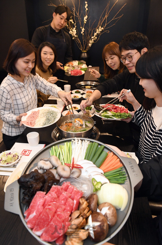 서울랜드가 광화문 SFC건물에 새롭게 선보인 전골&샤브 전문 한식당 '팔팔전골'에서 전골요리를 선보이고 있다./이호재기자.s020792@sedaily.com