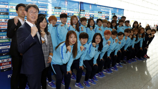 한국 여자 축구대표팀 선수들이 평양에서 열리는 2018 여자 아시안컵 예선전 참가를 위해 2일 인천공항을 통해 출국하기에 앞서 기념촬영을 하고 있다.   　 /영종도=연합뉴스