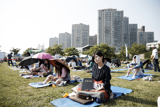 지난해 한강변에서 열린 ‘2016 한강 멍때리기 대회’ 모습. /사진제공=서울시