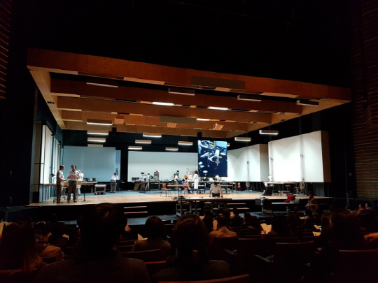 LG아트센터에서 공연된 연극 ‘파운틴헤드’의 무대. 본격적인 연극이 시작되기 전 스태프들이 무대 위에서 커피를 마시고 대화를 나눈다.