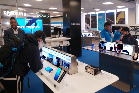 미국 최대 전자기기 유통사인 베스트 바이(Best buy) 뉴욕 유니온퀘어 지점에서 소비자들이 삼성전자의 전략 스마트폰 ‘갤럭시S8’과 ‘갤럭시S8+’를 체험해보고 있다. /사진제공=삼성전자