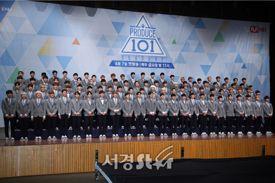 프로듀스101 시즌2 연습생들이 3일 오후 서울 여의도 63시티 컨벤션센터 2층 그랜드볼룸에서 열린 Mnet ‘프로듀스101 시즌2’ 제작발표회에 참석해 포토타임을 갖고 있다.