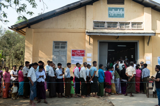 지난 1일(현지시간) 미얀마 서부의 한 투표소에 시민들이 줄을 서 있다./라카인=EPA연합뉴스